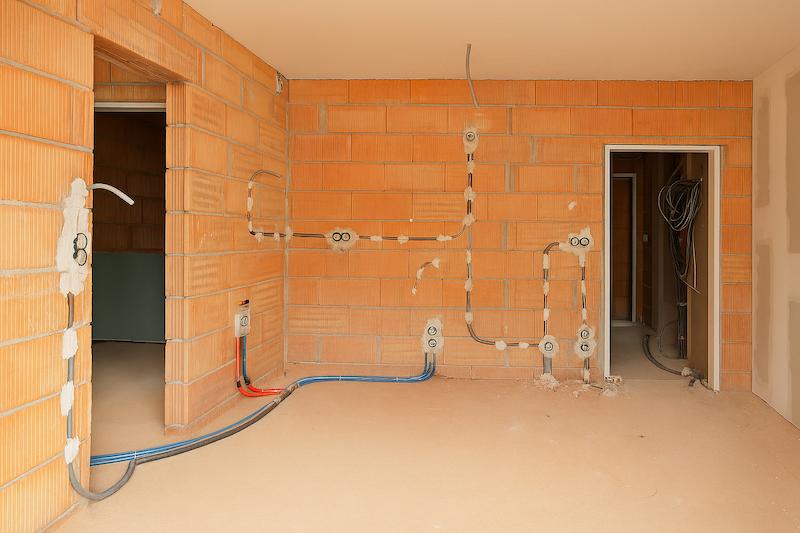 Elektroinstallation im Rohbau in München – Unterputzarbeiten für Steckdosen und Kabelverlegung durch Elektro Schneider.